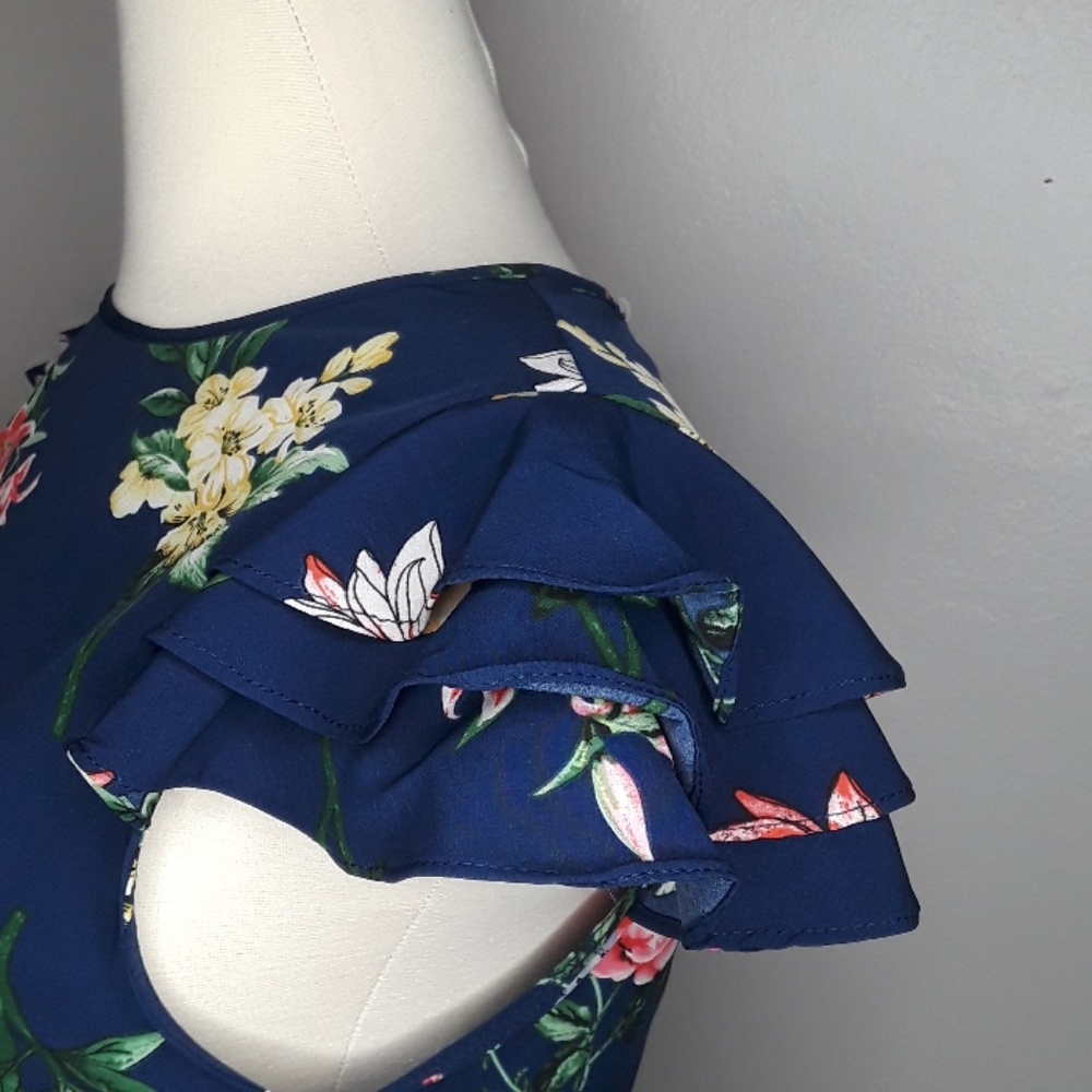 🌟Floral Navy blue top. - Picture 3 of 5